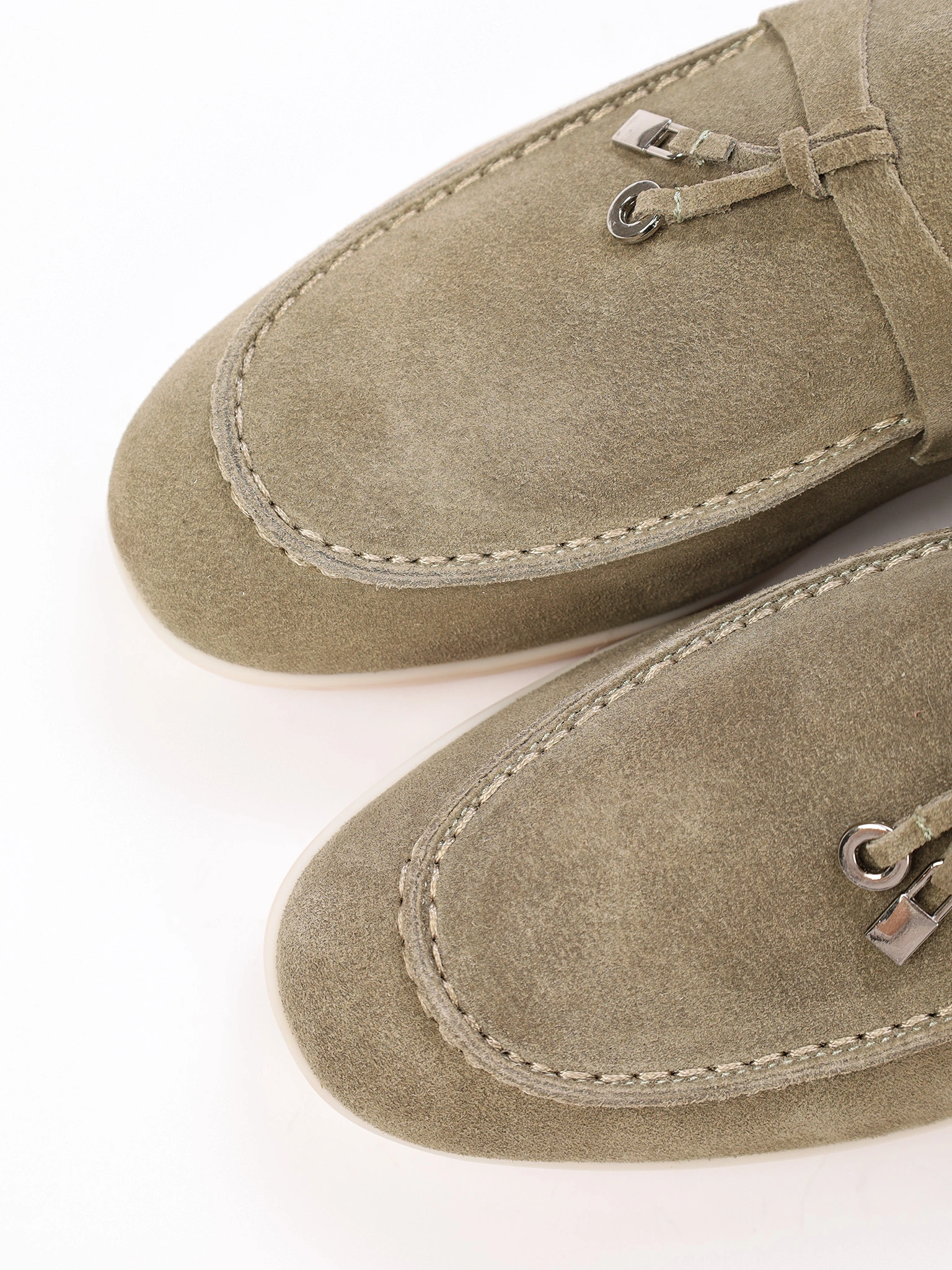 Туфли-лоферы оливкового цвета на низкой подошве